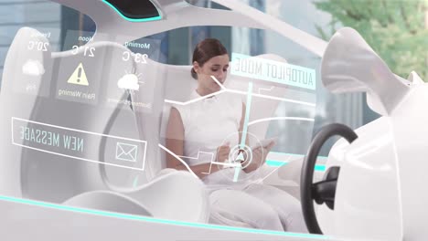 Mujer-Usando-Una-Tableta-Digital-En-Un-Automóvil-Con-Interiores-Blancos-En-Modo-De-Piloto-Automático-Conduciendo-Por-La-Ciudad