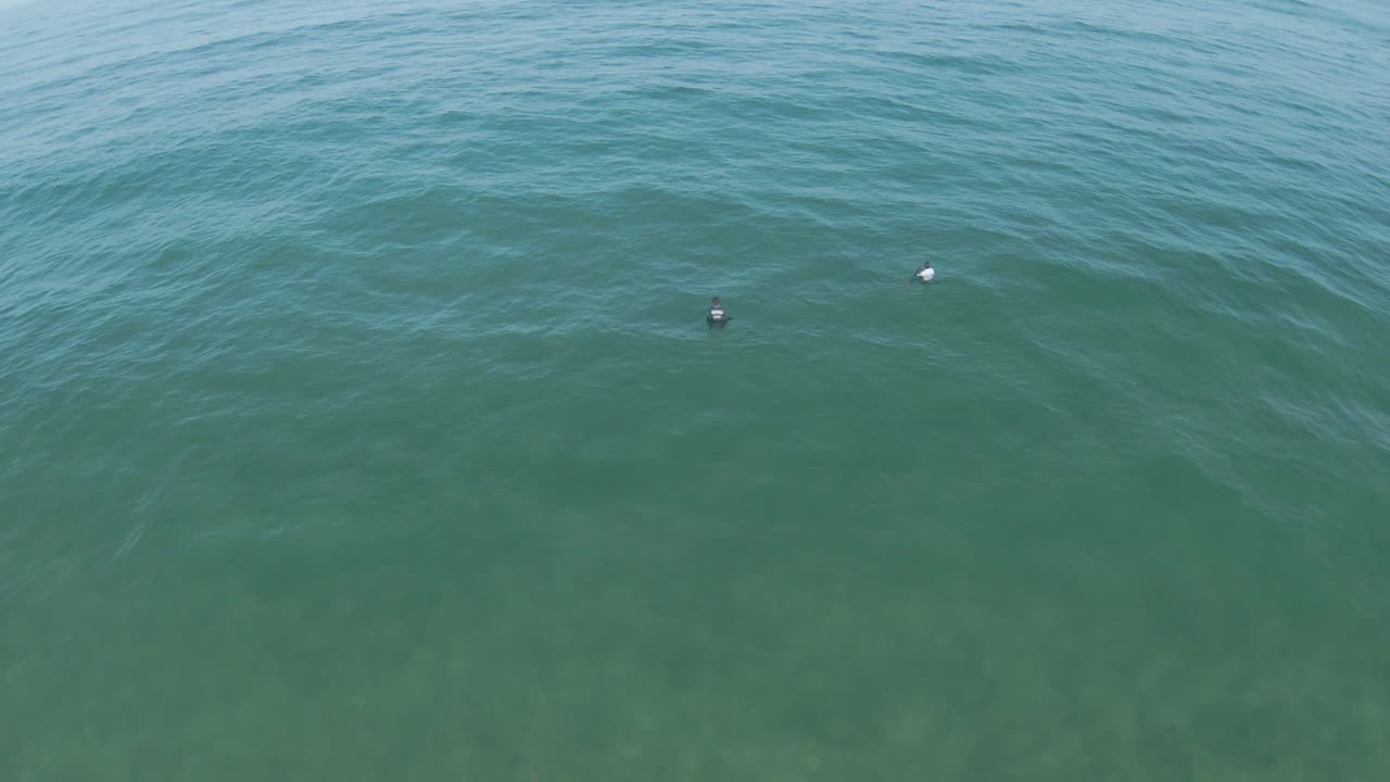 서퍼들은 신트라에서 열리는 세계 바디보드 선수권 대회에서 바에서 파도를 기다리고 있습니다.