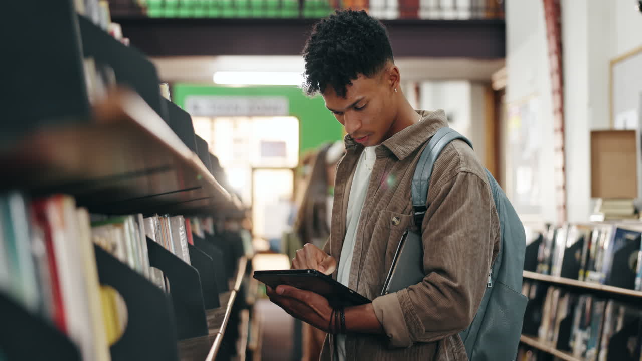 estudiante que usa una tableta en la biblioteca