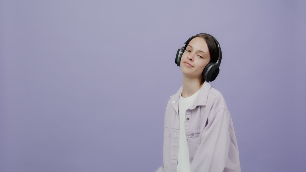 Ragazza adolescente che ascolta musica con le cuffie