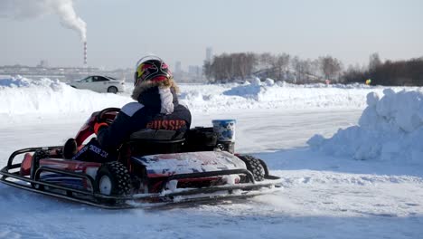 karting en una pista de hielo en invierno