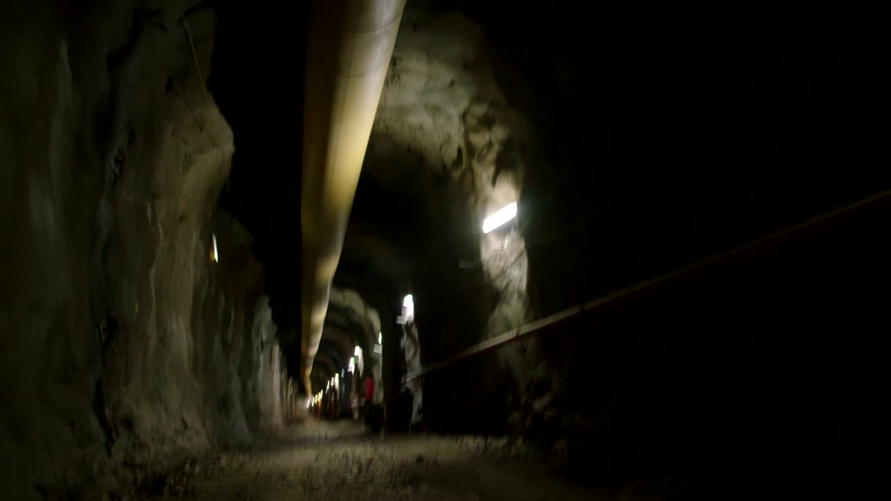 pov caminando disparado dentro de un gran túnel de construcción oscuro