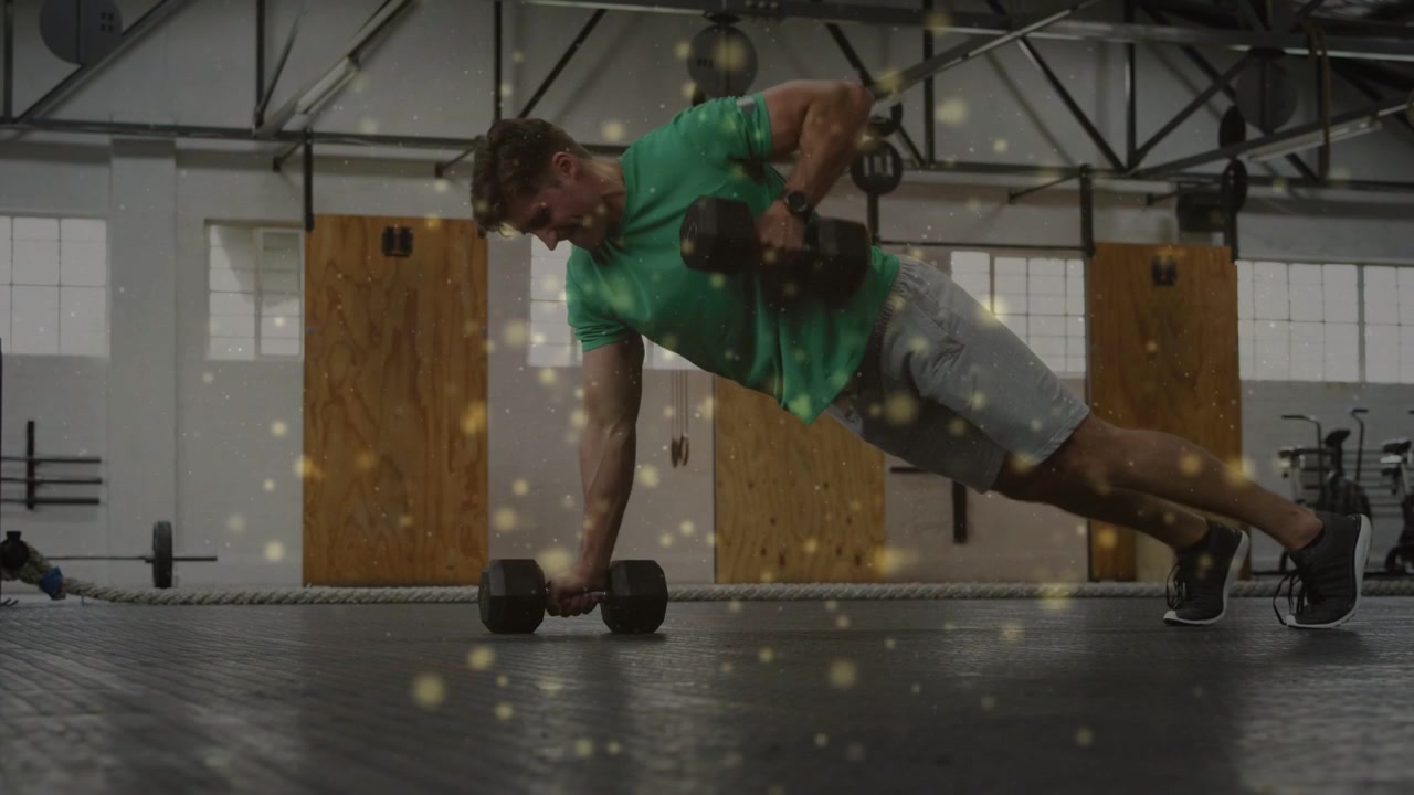 Uomo in posizione plank che alterna flessioni e rematore con manubrio a un braccio, con sovrapposizione dorata, per rafforzare il core.