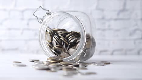 dinero en un frasco de vidrio