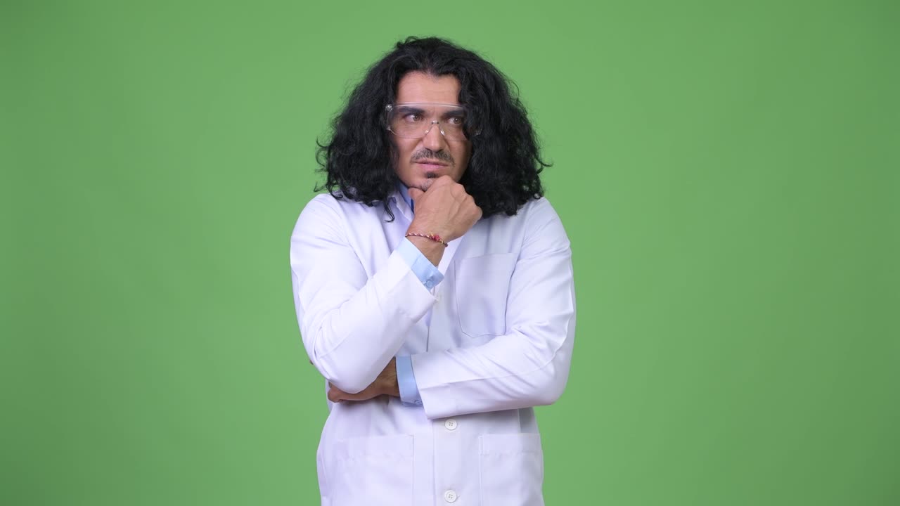 científico loco pensando mientras usa gafas de protección