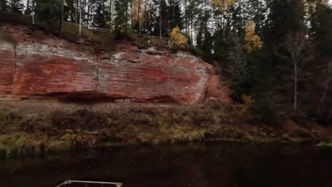 The-Echo-Cliff,-Red-Sandstone-Skanaiskalns-Cliffs-at-the-River-Salaca-in-Skanaiskalns-Nature-Park-Mazsalaca,-Latvia,-Autumn-Time