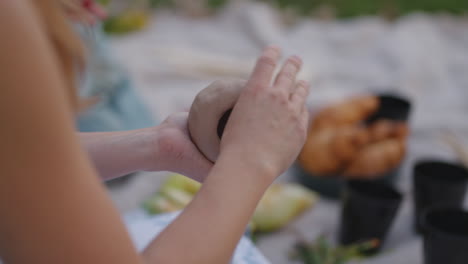 mujeres esculpen de arcilla en la naturaleza en un área abierta. un grupo de niñas entrenando en modelado de arcilla aficiones creatividad trabajo hecho a mano. modelado del producto en primer plano.