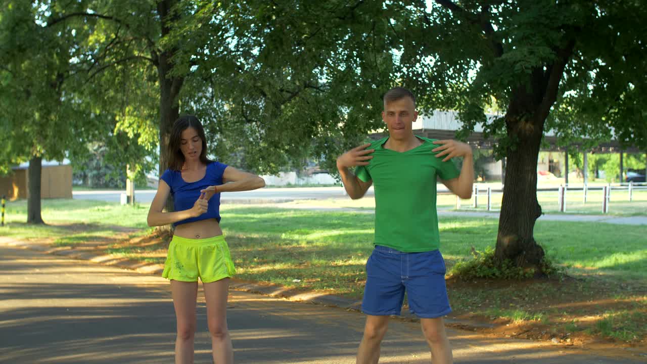 pareja haciendo ejercicios de estiramiento antes de correr