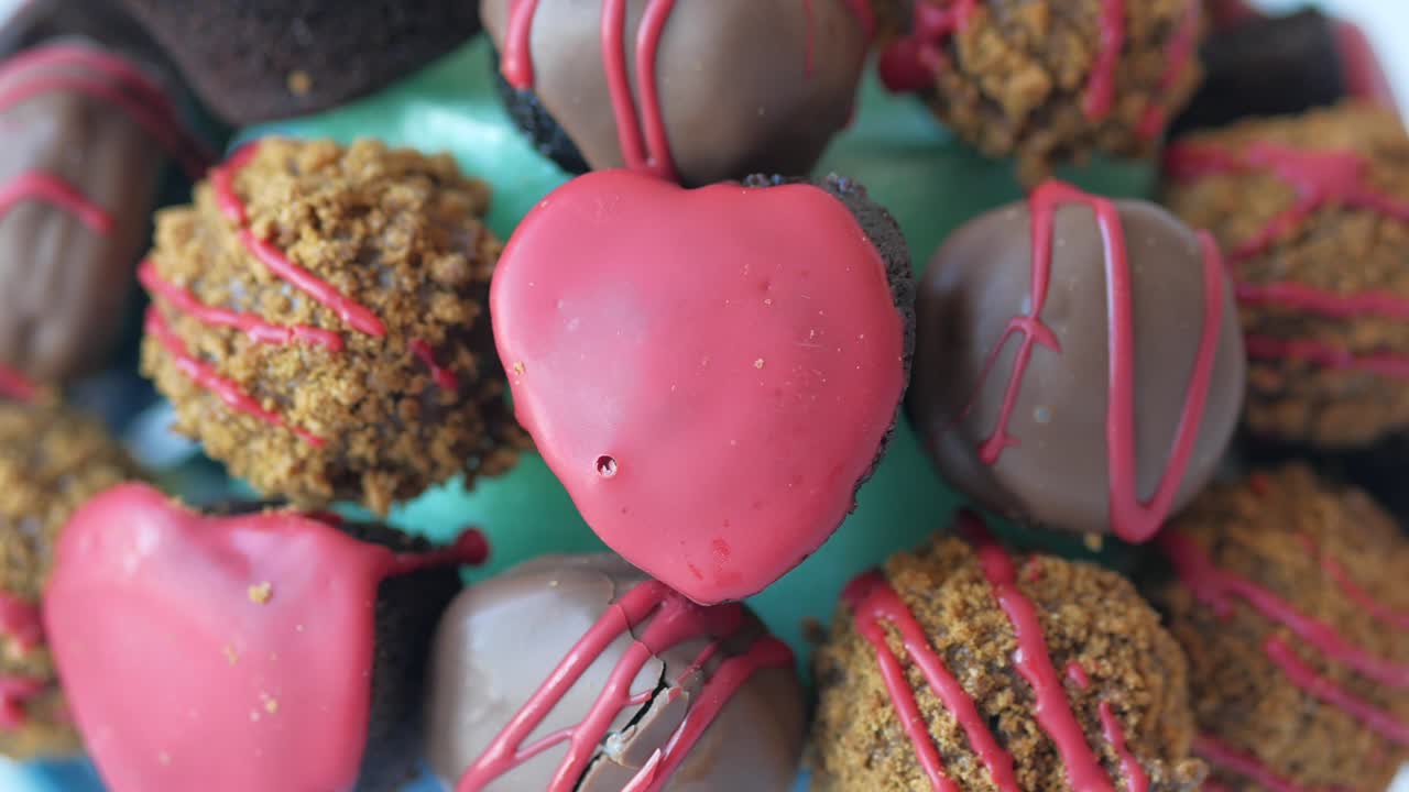 variedad de trufas de chocolate en forma de corazón