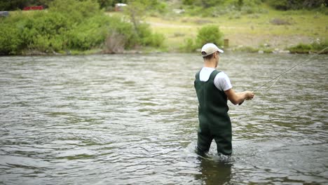 Zeitlupenaufnahme-Eines-Kaukasischen-Männlichen-Fischers,-Der-Seinen-Haken-Beim-Fliegenfischen-Wirft-1