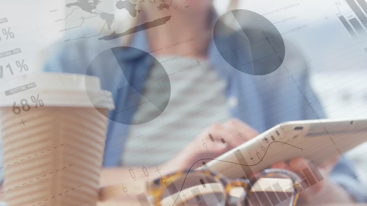 카페에서 태블릿을 사용하는 동안 웃는 백인 여성에 대한 통계 데이터 처리 애니메이션