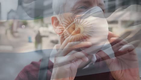 Animation-Der-Argentinischen-Flagge,-Die-über-Einem-Kaukasischen-Mann-Mit-Gesichtsmaske-In-Der-Stadtstraße-Weht