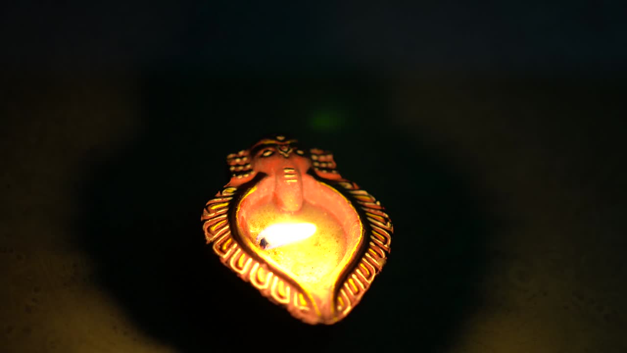 Diya di Diwali (lampada a olio), nota anche come diva