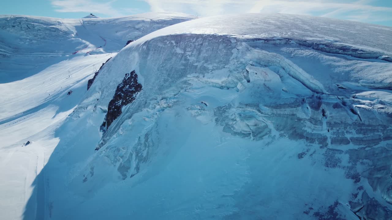 이탈리아 알프스에서 화창한 날에 녹는 빙하의 영화 샷