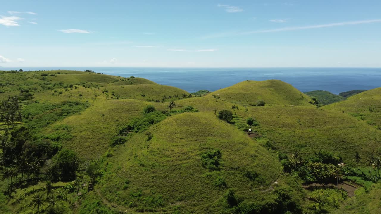 인도네시아 발리 주 누사 페니다 (nusa penida) 에 있는 테레투비스 언덕 (teletubbies hill) 의 드론 풍경