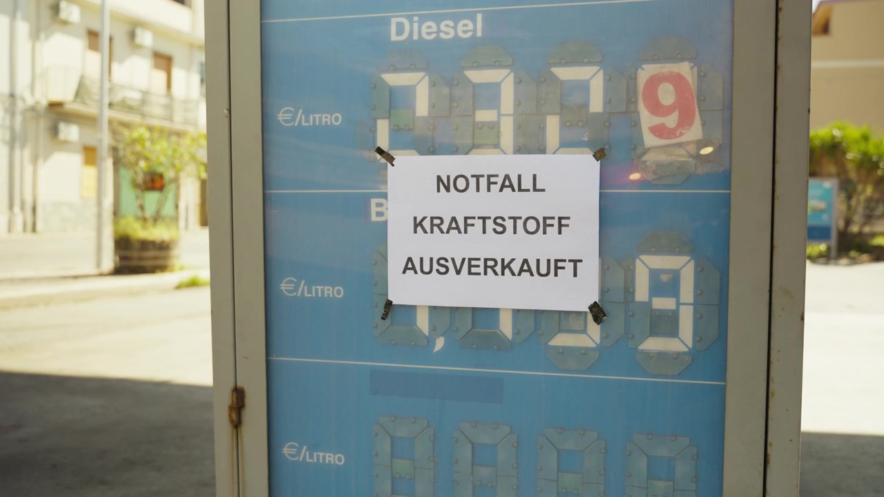 Wywieszanie tablicy z cenami paliw