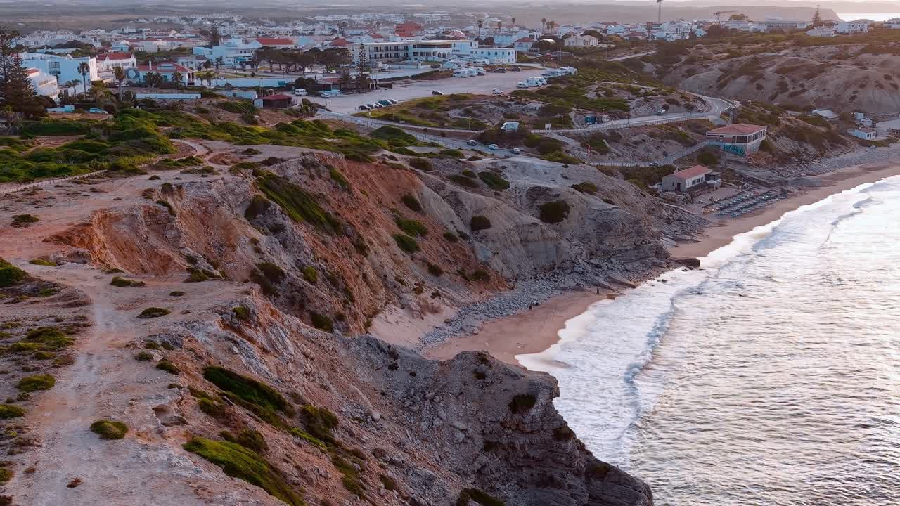 Vista costera de Portugal con acantilados y playa a la luz del atardecer
