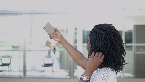 Lächelndes-Afroamerikanisches-Mädchen,-Das-Selfie-Mit-Dem-Smartphone-Macht.