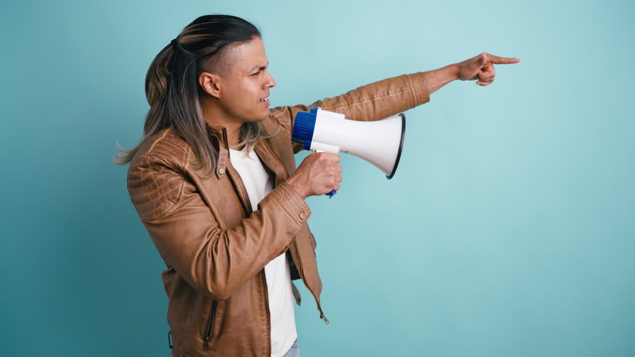 Homem gritando em um megafone e gesticulando em fundo azul