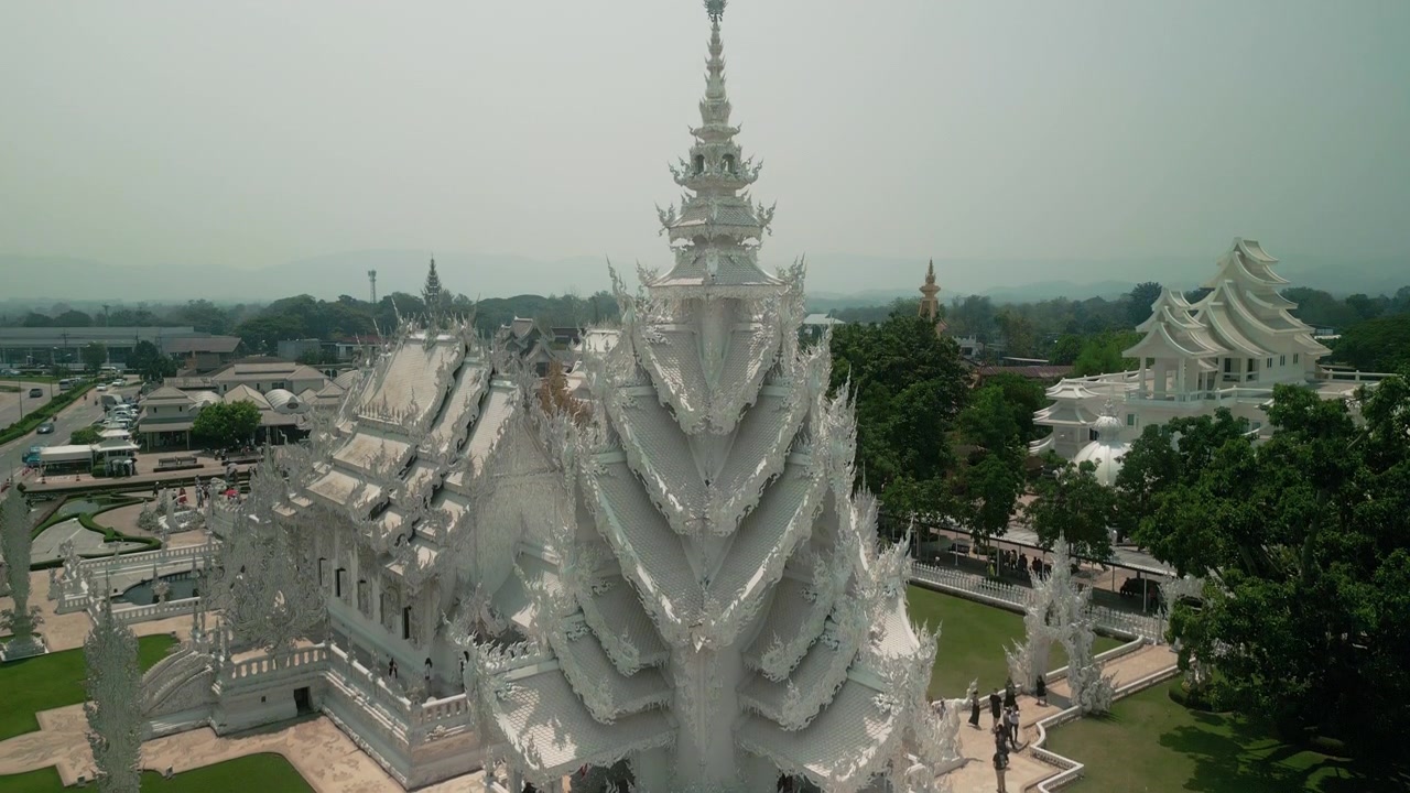Vista aerea del Tempio Bianco Wat Rong Khun in Thailandia
