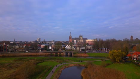 Drone-Acercándose-A-La-Ciudad-Urbana-Den-Bosch-Sobre-Campos-Rurales-Y-Canales