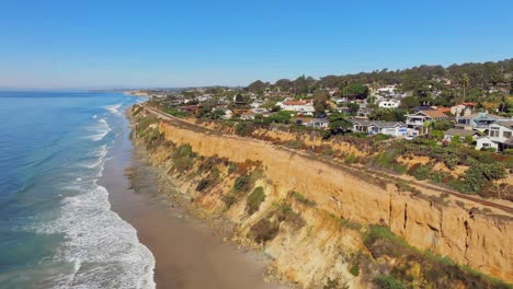 costa y playa de del mar, condado de san diego, california, ee.uu. - toma aérea de un dron