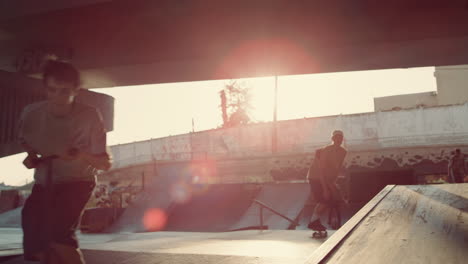 amigos entrenando trucos peligrosos en scooter, patineta, patines de ruedas, bicicleta bmx