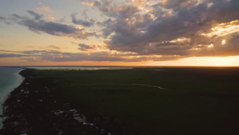 Luftaufnahme-über-Dem-Akiin-Strand-In-Tulumn-Mexiko-Während-Der-Goldenen-Stunde