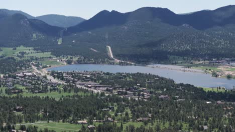 Estes-Park,-Colorado-USA,-Aerial-View-of-Town-Buildings,-Traffic-and-Lake-on-Sunny-Summer-Day,-Drone-Shot