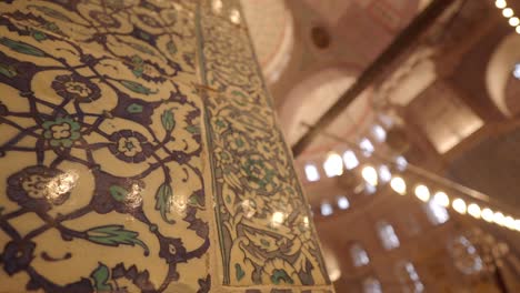 detalle de los azulejos iznik en el interior de una mezquita