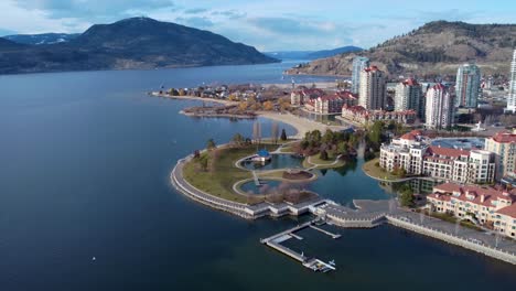 Paseo-Marítimo-Del-Centro-De-Kelowna-En-Un-Hermoso-Día