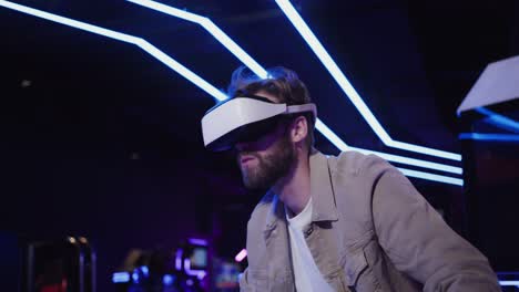 hombre con auriculares vr en una sala de juegos cyberpunk