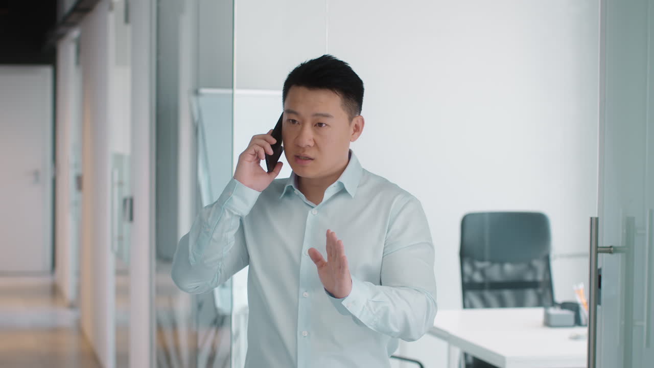 현대적 인 사무실 에서 전화 를 하는 사업가