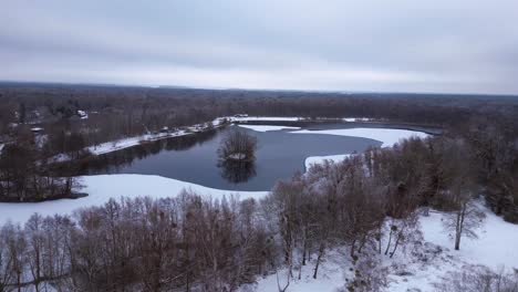 Winter-Schnee-Eis-See-Wald-Wald-Bewölkter-Himmel-Deutschland