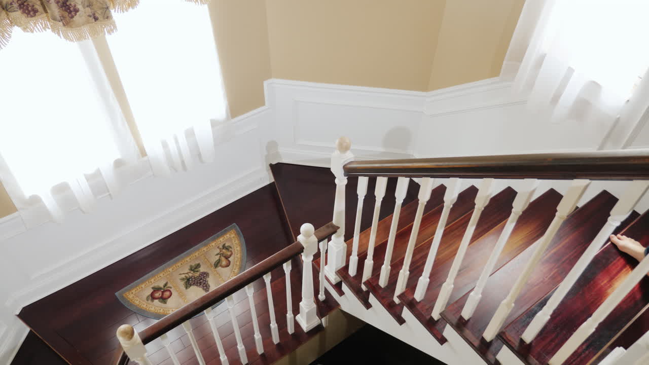 젊은 다민족 부부는 계단 위로 상자를 들고 06