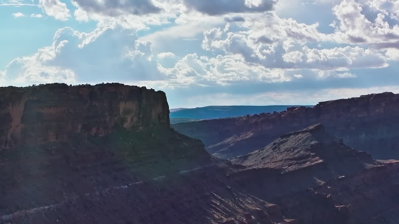 Vistas de un paisaje montañoso de Colorado con cielo azul y nubes