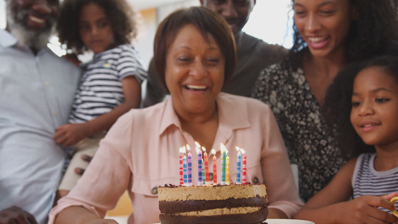 Famiglia Multigenerazionale Che Festeggia il Compleanno della Nonna a Casa con Torta e Candeline