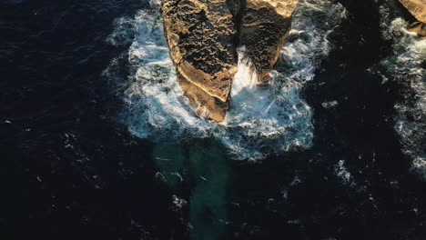 Beautiful-ocean-waves-crashing-into-Rock-in-slow-motion