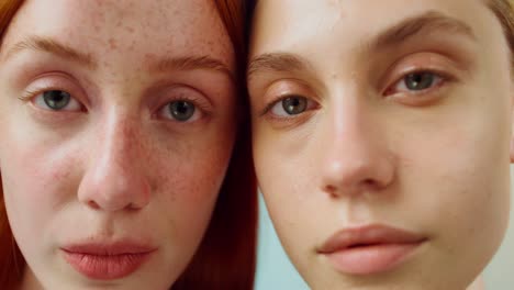 primer plano de las caras de dos mujeres