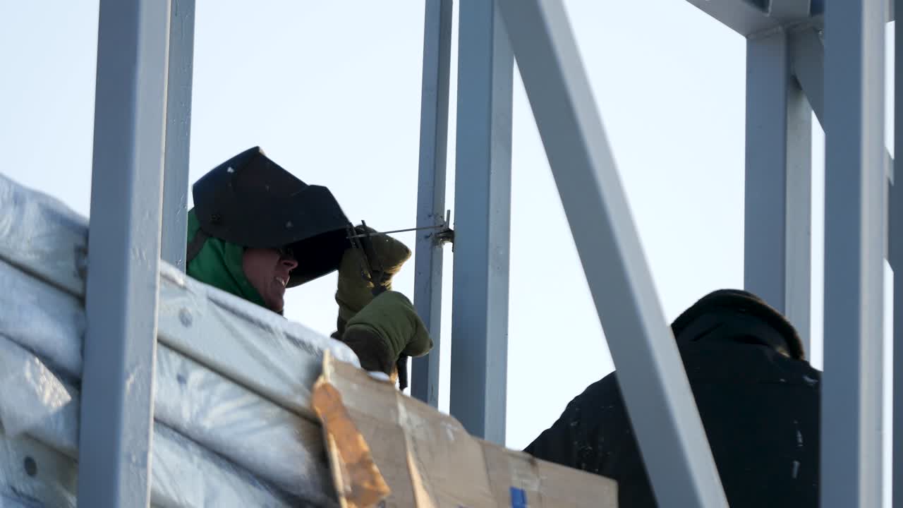 soldadura de metales en el sitio de construcción