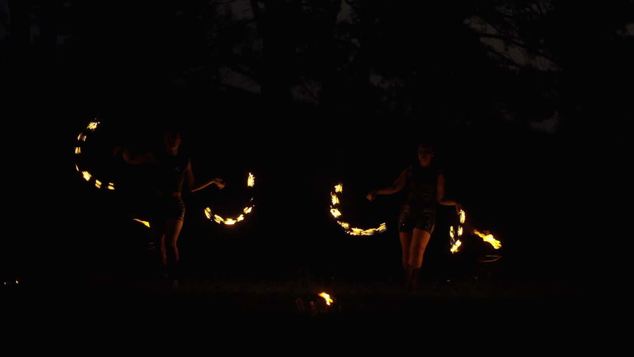 밤의 포이 화재 공연