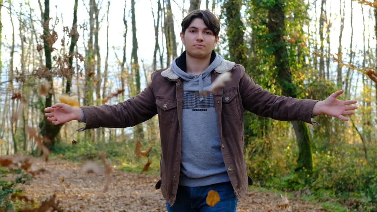 осень бросает коричневые листья