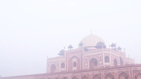 tumba de humayun en la mañana brumosa desde una perspectiva única tomada en delhi india