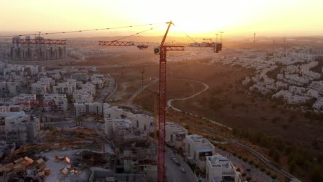 amanecer sobre el sitio de desarrollo urbano con grúas