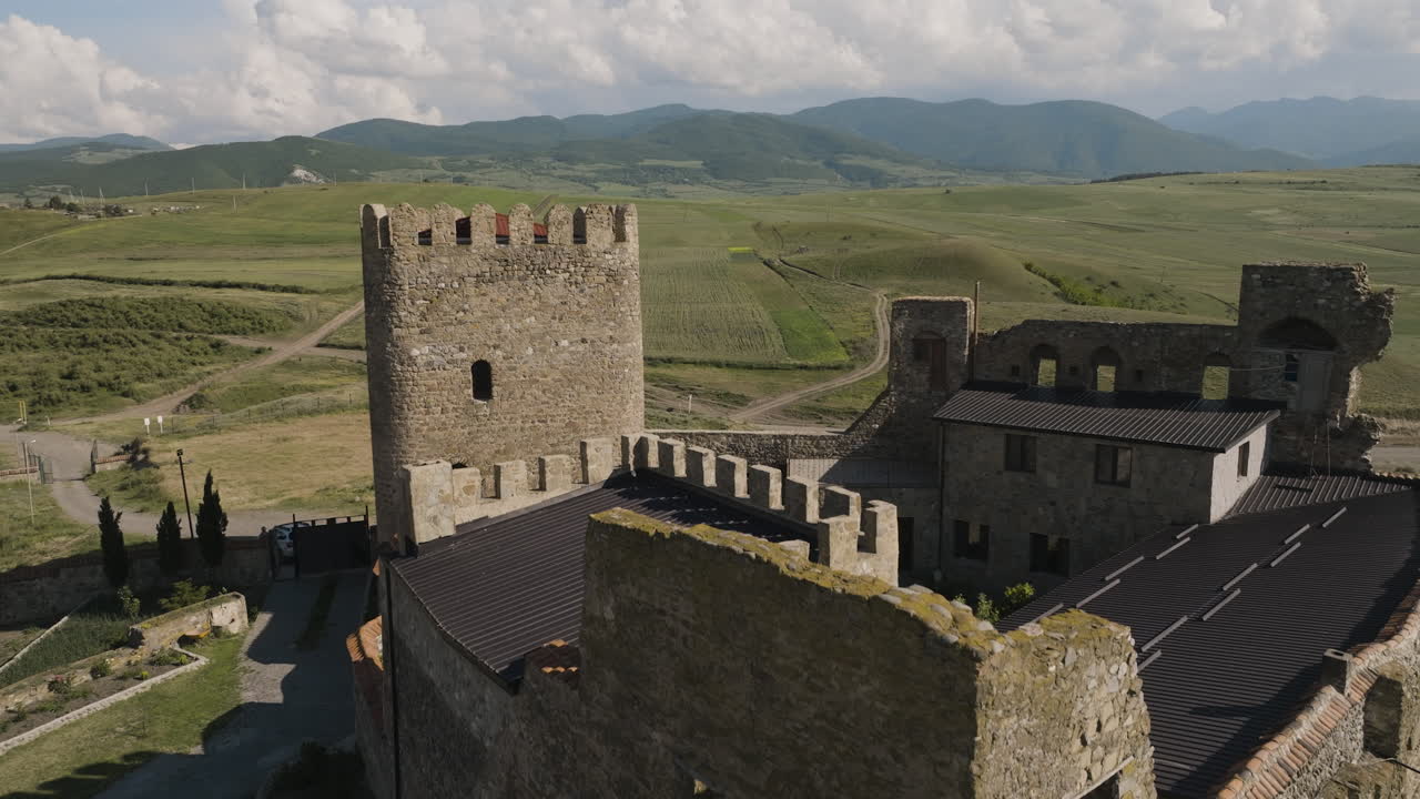Mura in pietra e torre del castello di Samtsevrisi nella campagna georgiana.