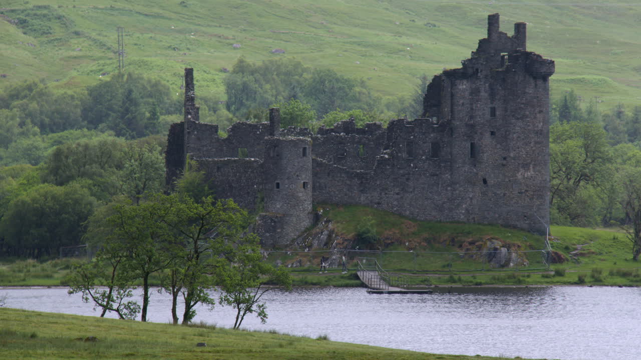 Plano panorâmico amplo da direita para a esquerda do Castelo Kilchurn no Loch Awe