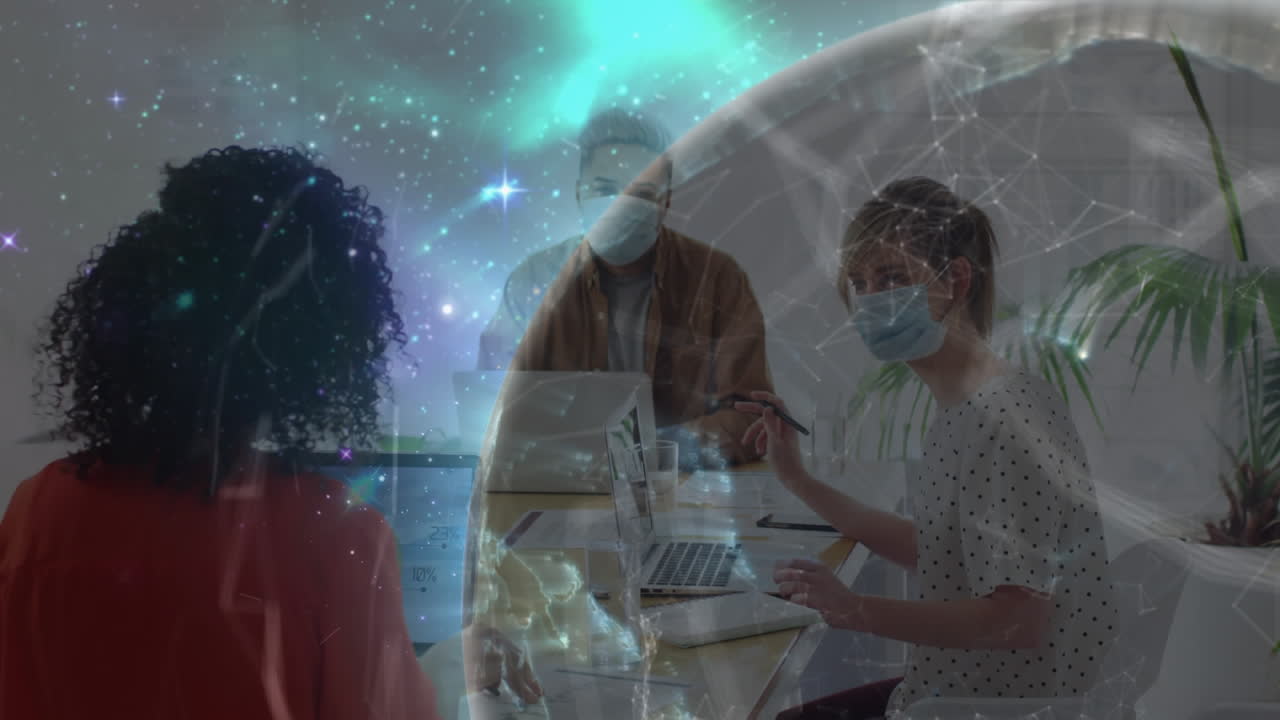 animación de una red global brillante sobre diversos colegas con máscaras faciales que trabajan en la oficina