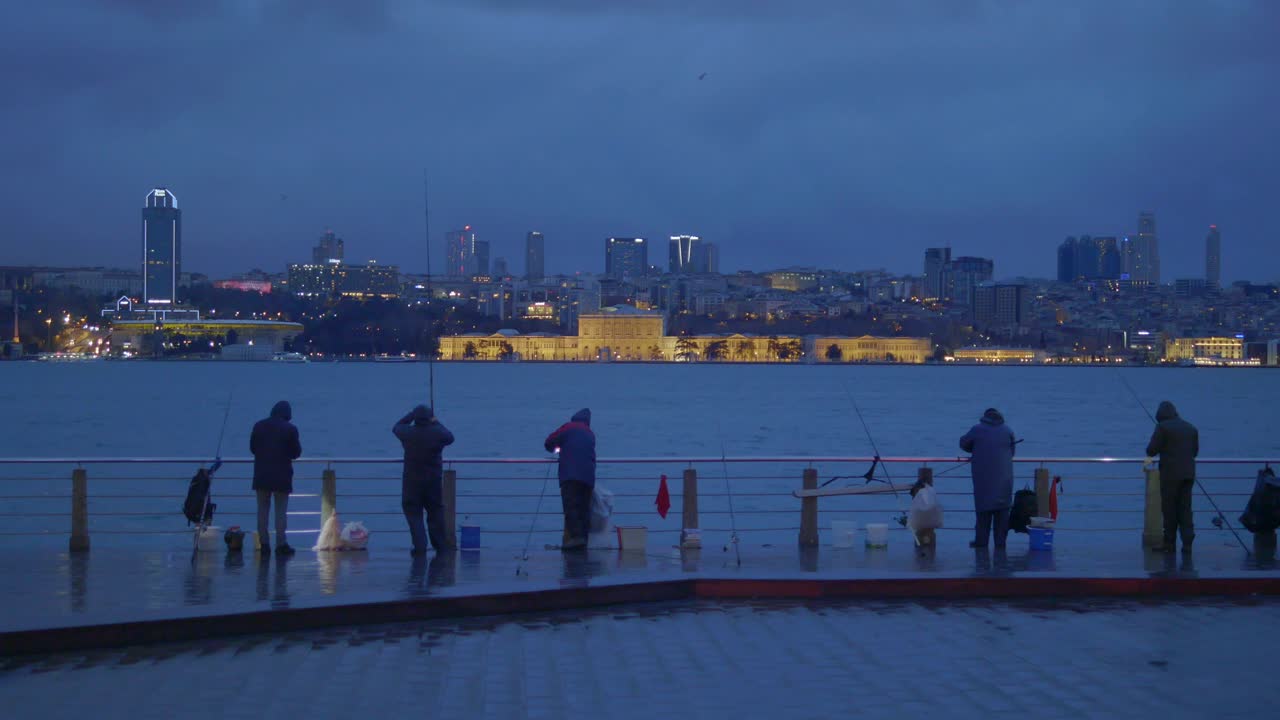 저녁에 이스탄불 보스포루스의 어부들