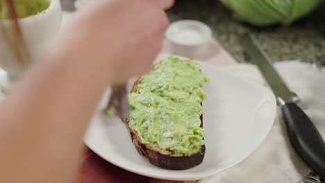tostadas de aguacate servidas en un plato blanco con un fondo rústico, simples y frescas