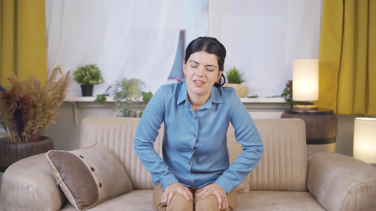 피곤하고 졸리는 젊은 여성.